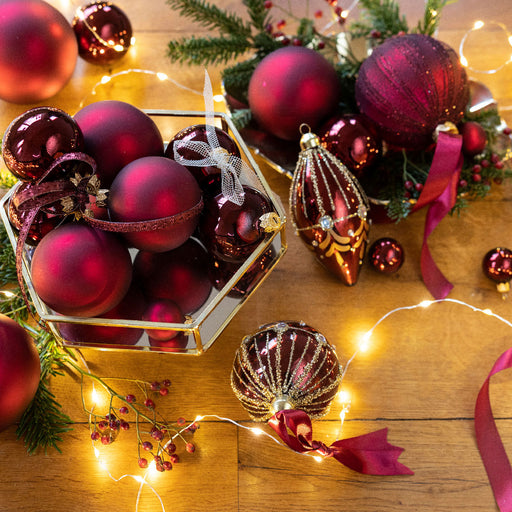 KI-generiertes Bild,12 Design Weihnachtskugeln 6cm Rot Ochsenblut Set Kunststoff Weihnachtsbaum-Deko
