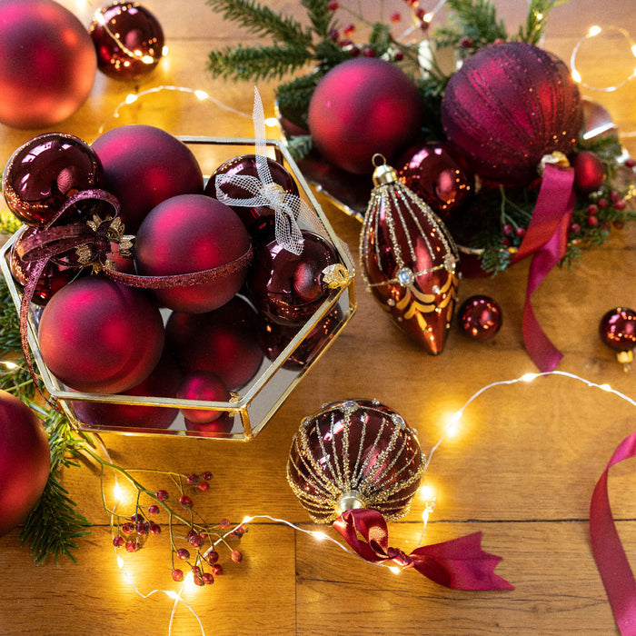 KI-generiertes Bild,12 Design Weihnachtskugeln 6cm Rot Ochsenblut Set Kunststoff Weihnachtsbaum-Deko