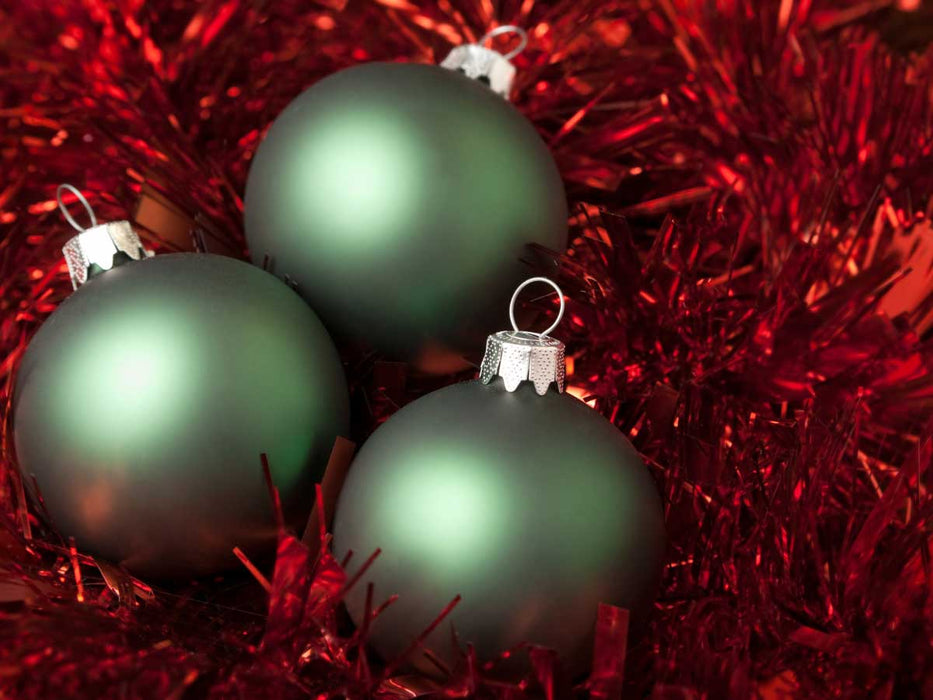 KI-generiertes Bild,18-20 Design Glas Weihnachtskugeln 6cm Grün Rosmarin Christbaum Dekokugel