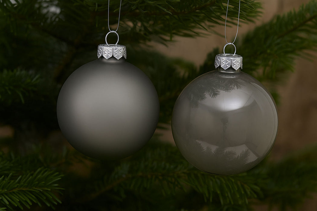 KI-generiertes Bild,4 XL Glas Weihnachtskugeln 8cm Grau - Warm Grey - Christbaum Dekokugel