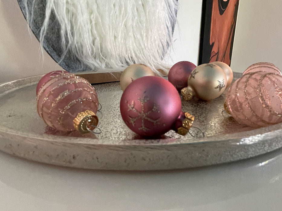 KI-generiertes Bild,18 Design Glas Weihnachtskugeln 3cm Pink Mix Christbaum Tisch Deko-Kugel