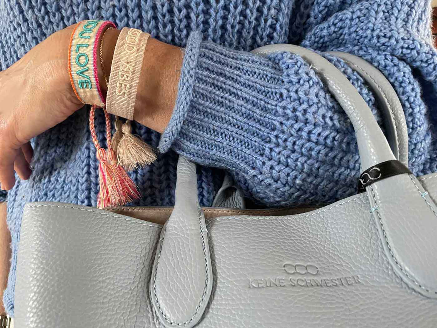 KI-generiertes-Bild-statement-armbaender-mit-lustigem-spruch