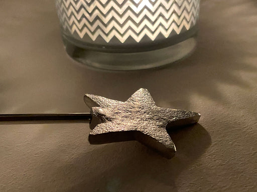 KI-generiertes Bild,Exklusiver Kerzenlöscher Alu Silber Stern 27cm beweglicher Dochtlöscher