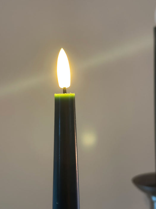 KI-generiertes Bild,LED 3D Stabkerzen Ribe 4´er Set Grün 26cm mit Timer Fernbedienung flackernde Kerze