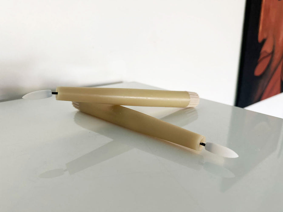 KI-generiertes Bild,LED 3D Stabkerzen Ribe 4´er Set Vanille Gelb 17,5cm Timer Fernbedienung flackernde Kerze