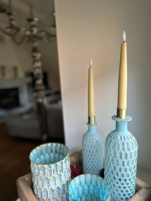 KI-generiertes Bild,LED 3D Stabkerzen Ribe 4´er Set Vanille Gelb 26cm Timer Fernbedienung flackernde Kerze