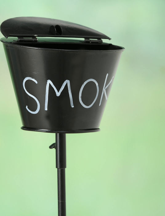 KI-generiertes Bild,XL Windaschenbecher Metall BBQ Tonne Smoke Schwarz Gartenstab 65-115cm Ascher