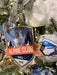 KI-generiertes Bild,2 Deko-Objekt Holz-Schild Wappen Berge Alpine Winter Christbaum-Hänger