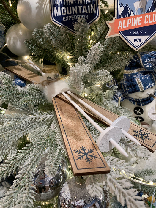 KI-generiertes Bild,2 Deko-Objekt Holz-Schild Wappen Berge Alpine Winter Christbaum-Hänger