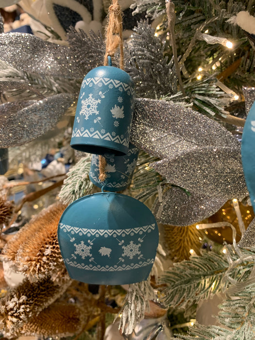 KI-generiertes Bild,Design 2x Deko-Objekt Kuh-Glocken 6 Glöckchen Winter Christbaum-Hänger