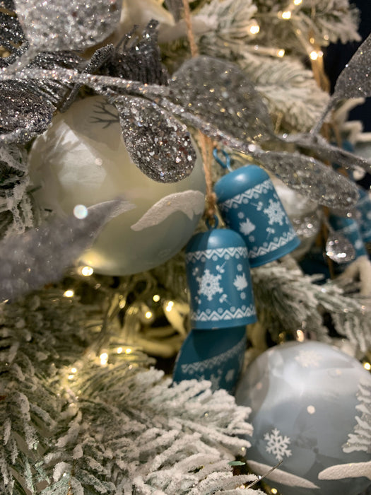 KI-generiertes Bild,Design 2x Deko-Objekt Kuh-Glocken 6 Glöckchen Winter Christbaum-Hänger