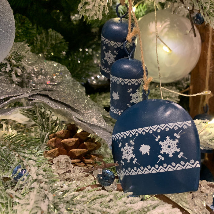 KI-generiertes Bild,Design 2x Deko-Objekt Kuh-Glocken 6 Glöckchen Winter Christbaum-Hänger