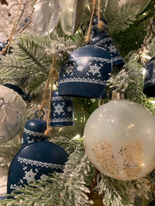 KI-generiertes Bild,Design 2x Deko-Objekt Kuh-Glocken 6 Glöckchen Winter Christbaum-Hänger