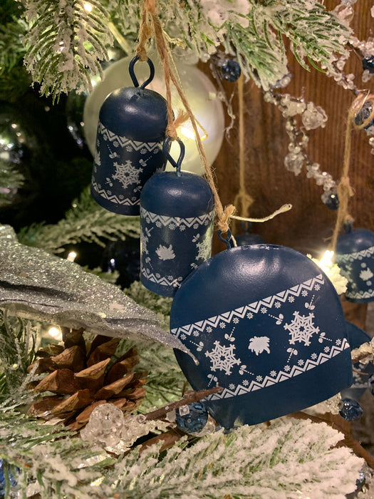 KI-generiertes Bild,Design 2x Deko-Objekt Kuh-Glocken 6 Glöckchen Winter Christbaum-Hänger