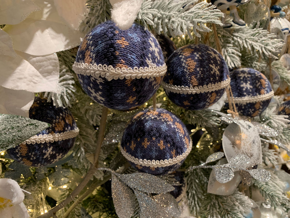 KI-generiertes Bild,2 Design XL Weihnachtskugeln 8cm Blau Weiß Stoff Kunststoff Baumkugel Deko