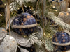 KI-generiertes Bild,2 Design XL Weihnachtskugeln 8cm Blau Weiß Stoff Kunststoff Baumkugel Deko