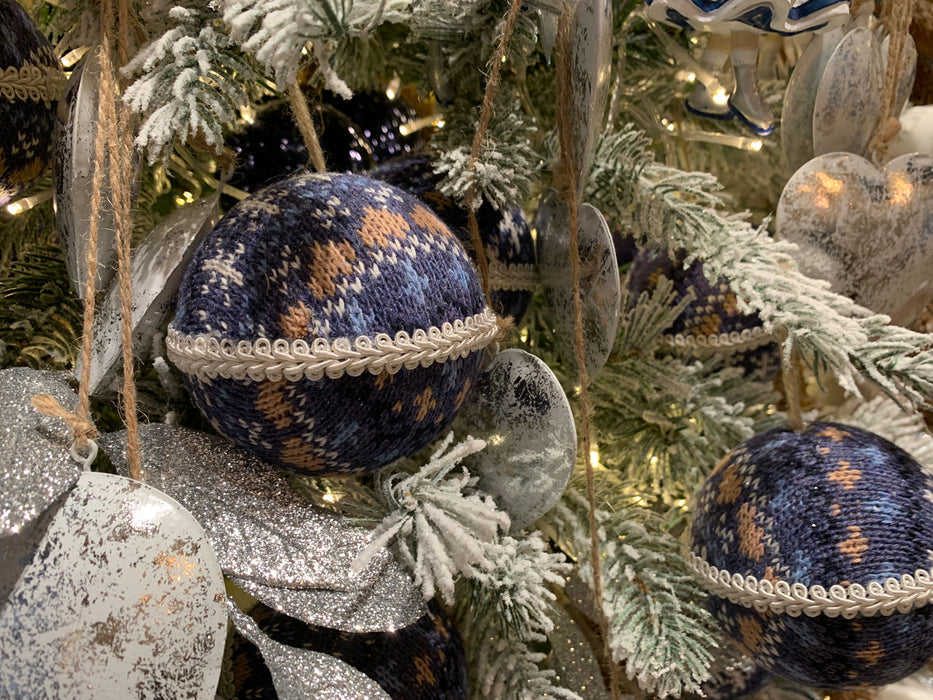 KI-generiertes Bild,2 Design XL Weihnachtskugeln 8cm Blau Weiß Stoff Kunststoff Baumkugel Deko