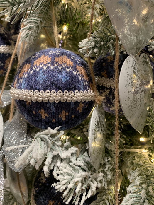 KI-generiertes Bild,2 Design XL Weihnachtskugeln 8cm Blau Weiß Stoff Kunststoff Baumkugel Deko