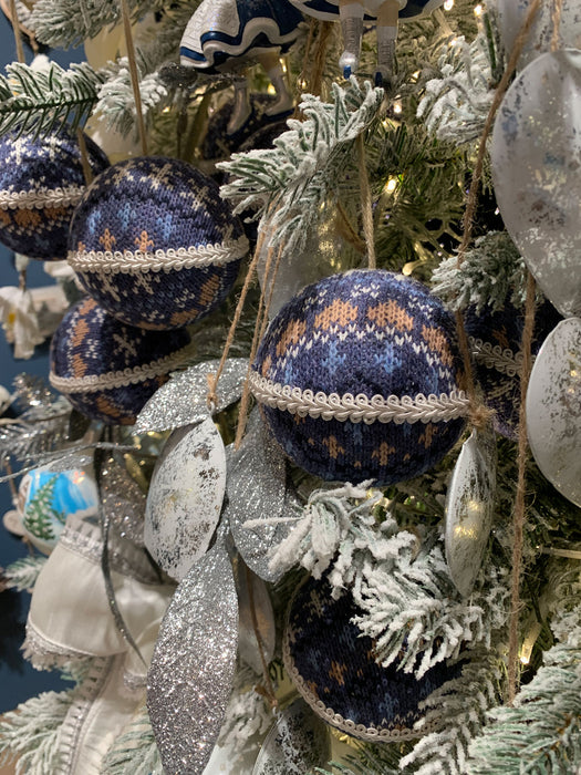 KI-generiertes Bild,2 Design XL Weihnachtskugeln 8cm Blau Weiß Stoff Kunststoff Baumkugel Deko