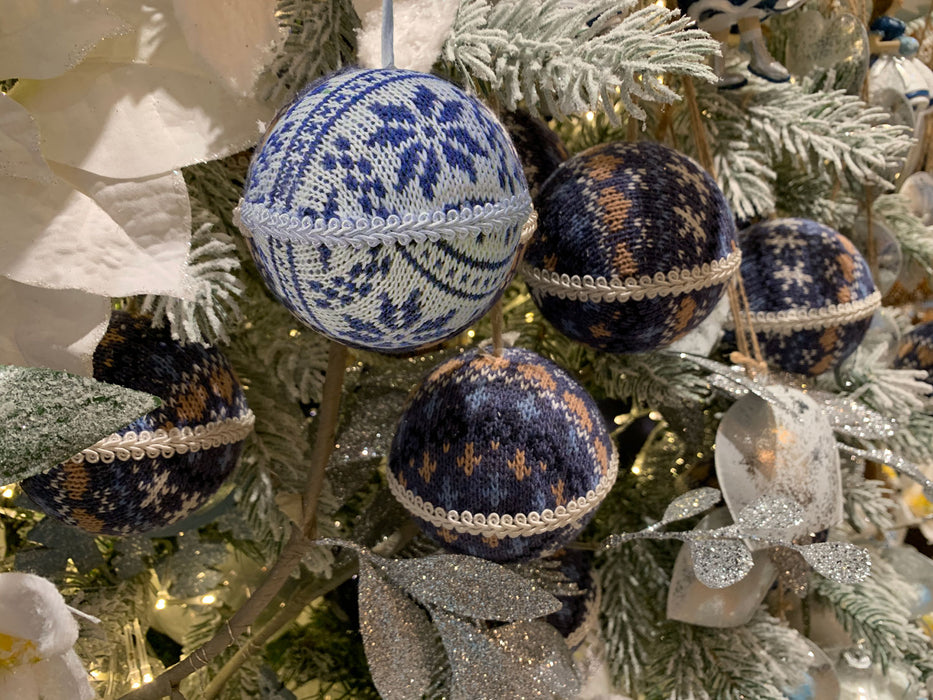 KI-generiertes Bild,2 Design XL Weihnachtskugeln 8cm Blau Weiß Stoff Kunststoff Baumkugel Deko