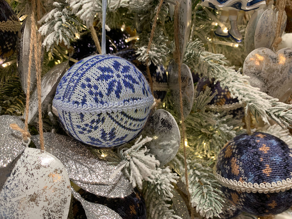 KI-generiertes Bild,2 Design XL Weihnachtskugeln 8cm Blau Weiß Stoff Kunststoff Baumkugel Deko
