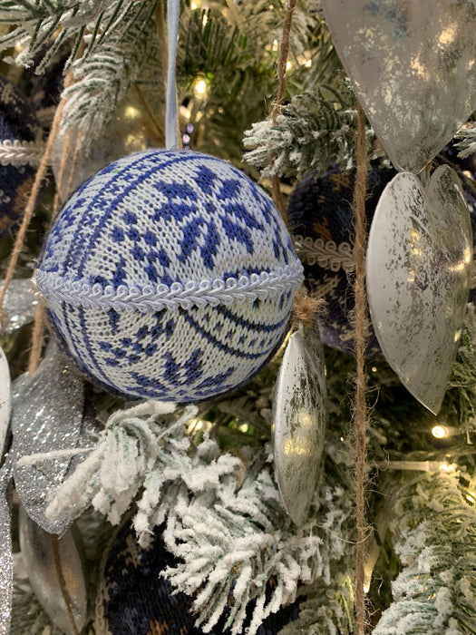 KI-generiertes Bild,2 Design XL Weihnachtskugeln 8cm Blau Weiß Stoff Kunststoff Baumkugel Deko