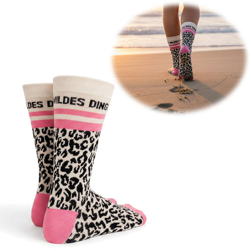 KI-generiertes Bild Coole lustige Socke Gr. 36-40 Spruch "Du Wildes Ding" Leo Damen Witzig Geschenk