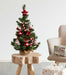 KI-generiertes Bild,Deko Weihnachtsbaum 60cm Grün Rot geschmückt Sockel Tannenbaum Tisch Dekoration