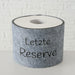 KI-generiertes Bild,Toilettenpapier Banderole letzte Reserve Filz Klohut Husse Klopapier Klorollen