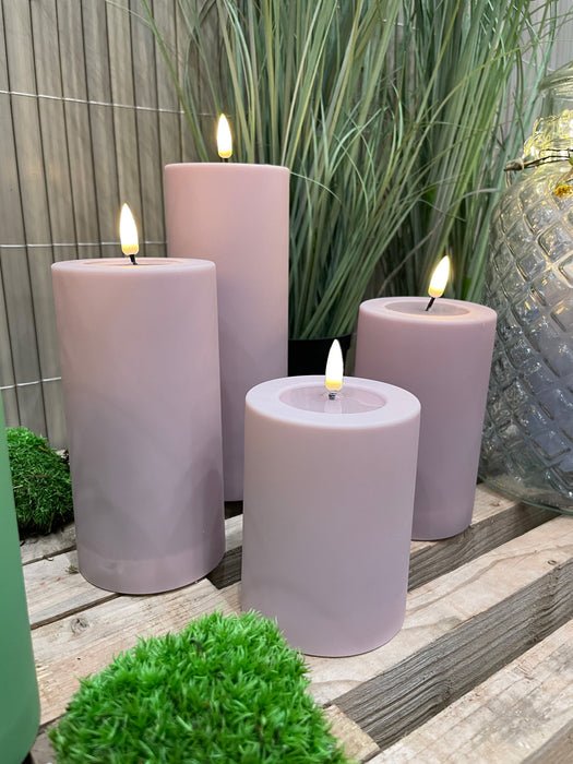 KI-generiertes Bild,Real Flame 3D LED Stumpenkerze 10x10cm Lila Echtwachs flackernde Kerze