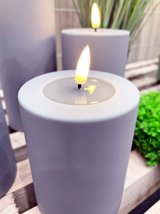 KI-generiertes Bild,Real Flame 3D LED Stumpenkerze 10x10cm Lila Echtwachs flackernde Kerze