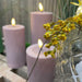 KI-generiertes Bild,Real Flame 3D LED Stumpenkerze 10x10cm Lila Echtwachs flackernde Kerze