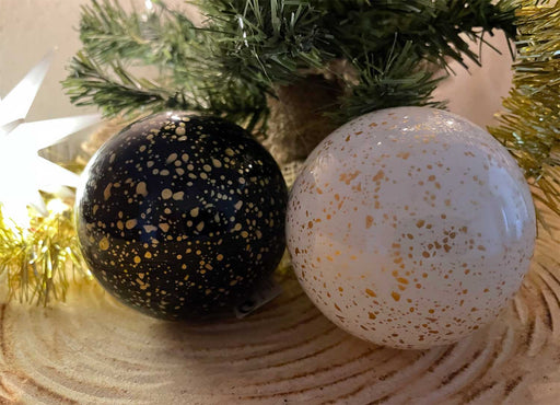 KI-generiertes Bild,4 Glas Weihnachtskugeln 8cm Gold Edition Schwarz Weiß Christbaum Dekokugel
