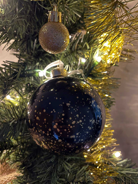 KI-generiertes Bild,4 Glas Weihnachtskugeln 8cm Gold Edition Schwarz Weiß Christbaum Dekokugel