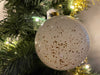 KI-generiertes Bild,4 Glas Weihnachtskugeln 8cm Gold Edition Schwarz Weiß Christbaum Dekokugel