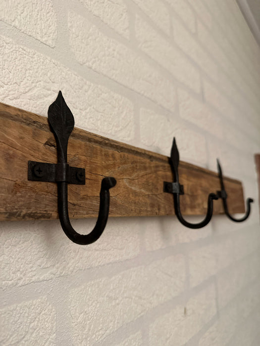 KI-generiertes Bild,Vintage Wand-Garderobe 60cm Fundholz 3 Haken Braun Garderoben-Leiste