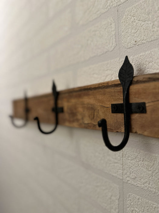 KI-generiertes Bild,Vintage Wand-Garderobe 60cm Fundholz 3 Haken Braun Garderoben-Leiste