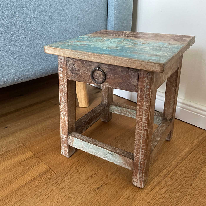KI-generiertes Bild,Vintage Holz Nachttisch Schublade 30cm Nachtschrank Fußhocker