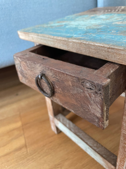 KI-generiertes Bild,Vintage Holz Nachttisch Schublade 30cm Nachtschrank Fußhocker
