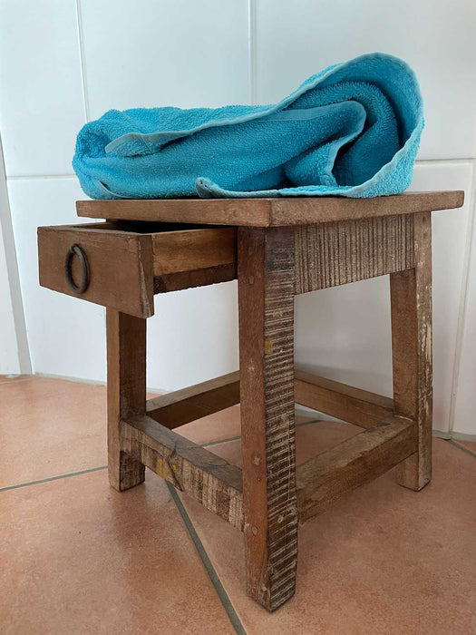 KI-generiertes Bild,Vintage Holz Nachttisch Schublade 30cm Nachtschrank Fußhocker