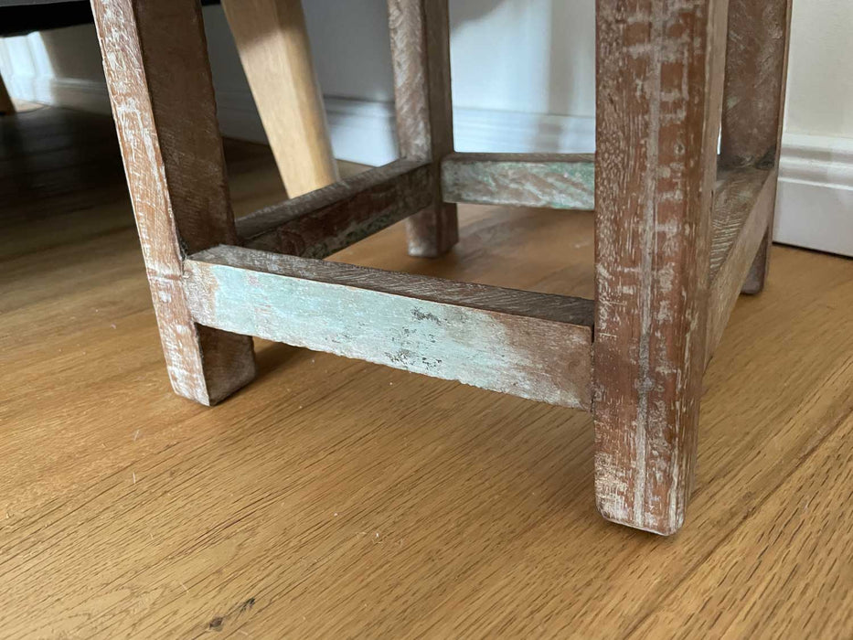 KI-generiertes Bild,Vintage Holz Nachttisch Schublade 30cm Nachtschrank Fußhocker