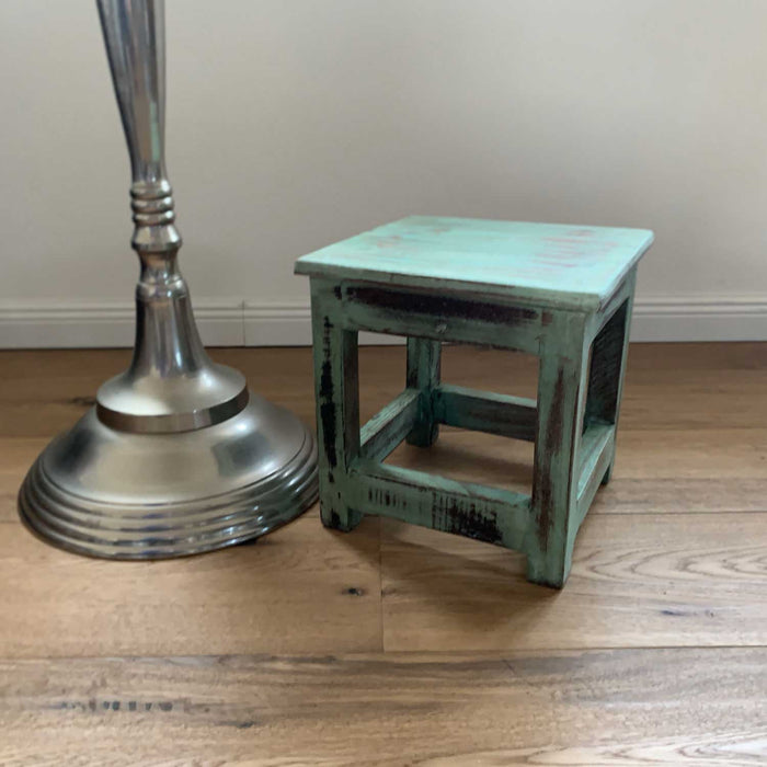 KI-generiertes Bild,Vintage Holz Fußhocker Tritthocker Türkis 26cm Fundholz Schemel Fußbank Bänkchen