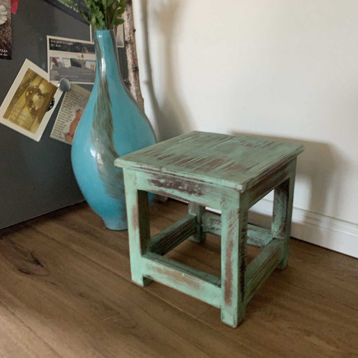KI-generiertes Bild,Vintage Holz Fußhocker Tritthocker Türkis 26cm Fundholz Schemel Fußbank Bänkchen