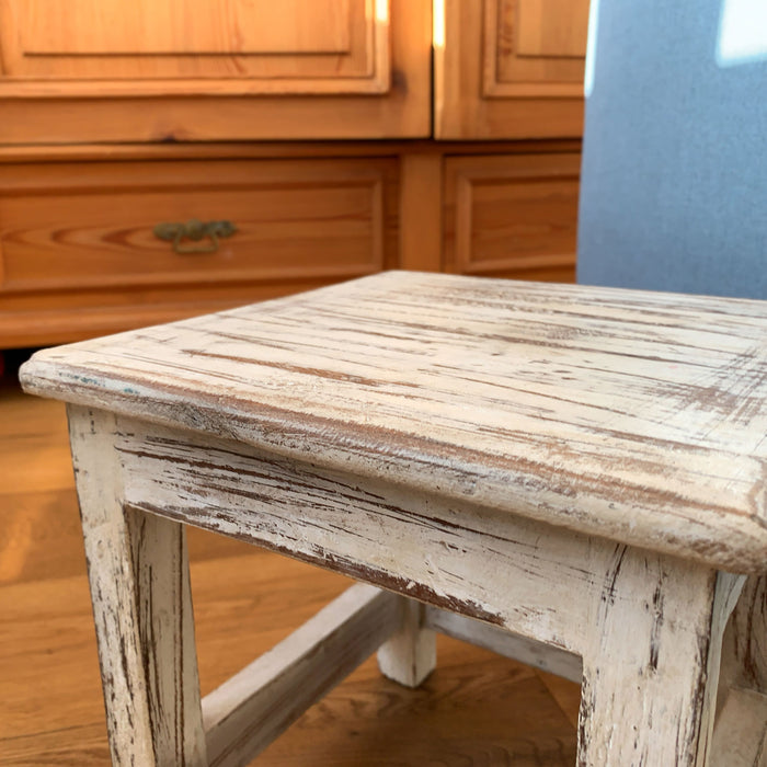 KI-generiertes Bild,Vintage Holz Fußhocker Tritthocker Weiß 26cm Fundholz Schemel Fußbank Bänkchen