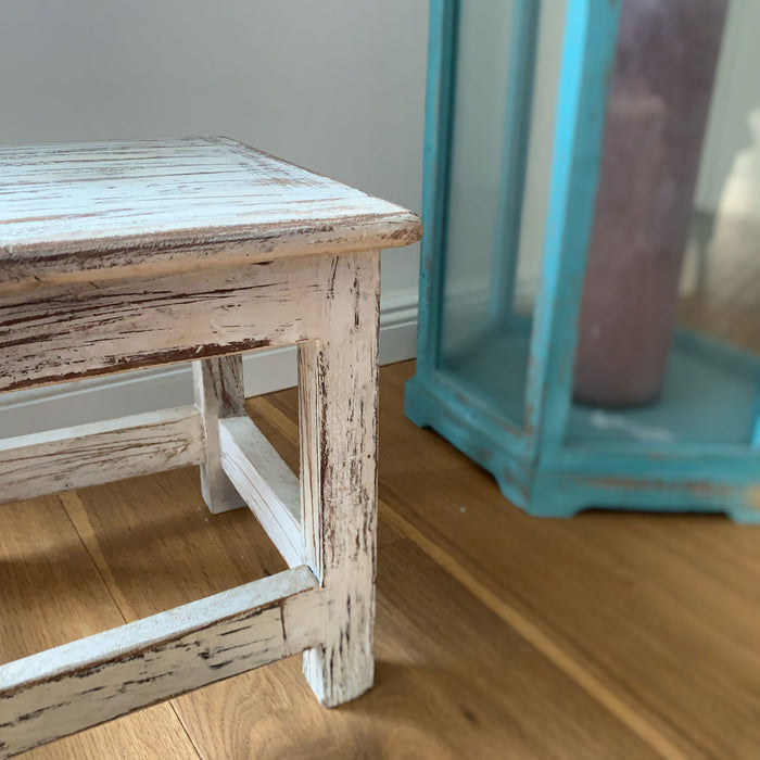 KI-generiertes Bild,Vintage Holz Fußhocker Tritthocker Weiß 26cm Fundholz Schemel Fußbank Bänkchen