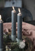 KI-generiertes Bild,Exklusive Stabkerzen Ribe Rustik 4´er Set Grau 18x2,2cm Made in Denmark Spitzkerzen