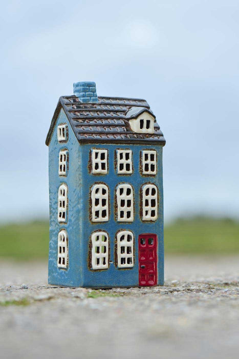 KI-generiertes Bild,Teelichthaus Lichterhaus Nyhavn 20cm Blau Braun Keramik Fachwerkhaus Teelichthalter