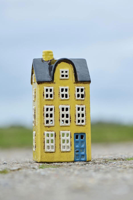 KI-generiertes Bild,Teelichthaus Lichterhaus Nyhavn 20cm Gelb Blau Keramik Fachwerkhaus Teelichthalter