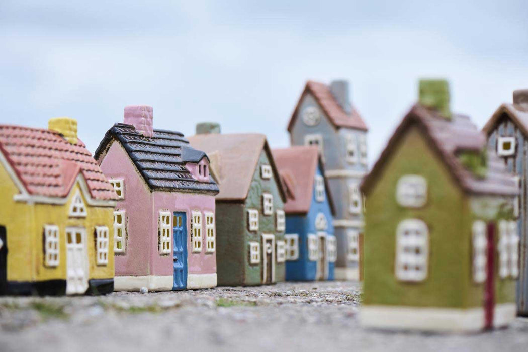KI-generiertes Bild,Teelichthaus Lichterhaus Nyhavn 14cm Rosa Blau Keramik Fachwerkhaus Teelichthalter