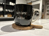 KI-generiertes Bild,XL Jumbo Kaffeebecher 420ml but first Coffee Schwarz Henkelbecher Kaffeetasse